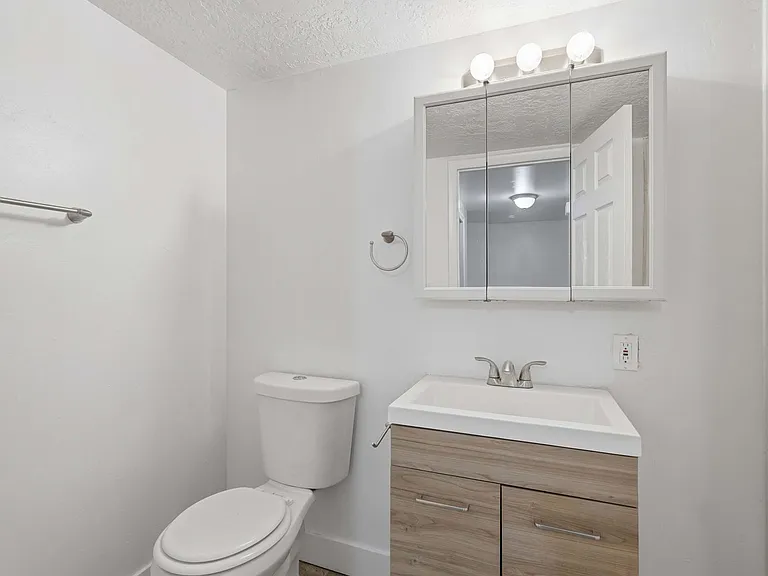 Towne Apartments — Photo 17