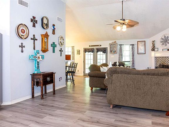 3rd image of 1011 Pinewood Blvd