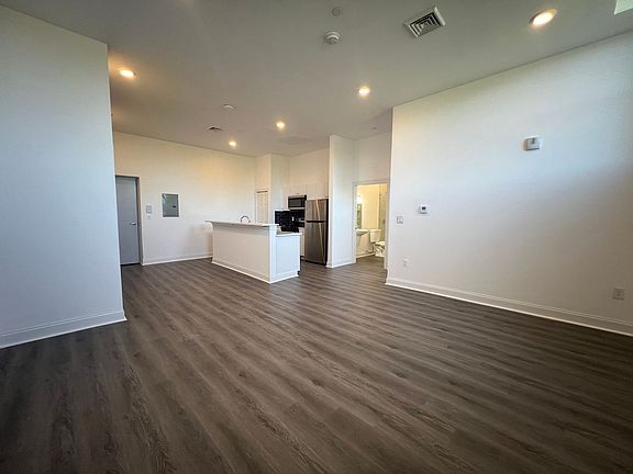 4th image of 901 Quarry St #406