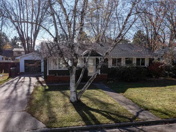 534 Demarest Ave, Waupaca, WI 54981