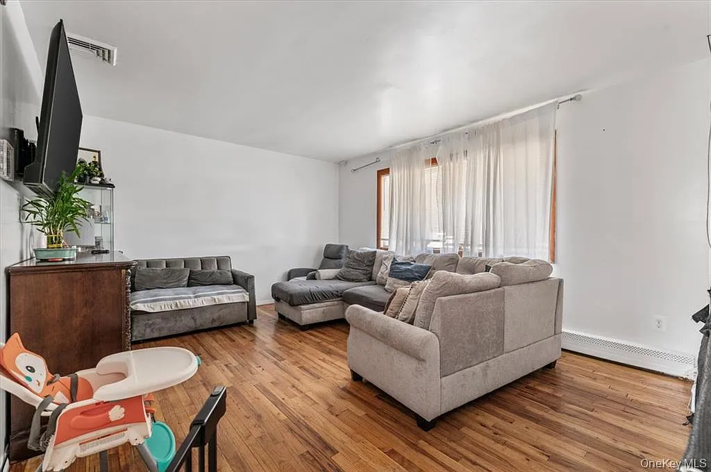 6 bed, 1790 sqft, $6,000 — Photo 3