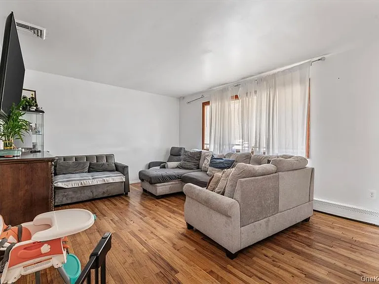 22 Hudson Pl — Photo 3