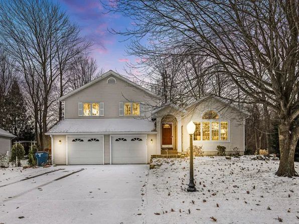 6468 Wild Creek Dr, Holland, MI 49423