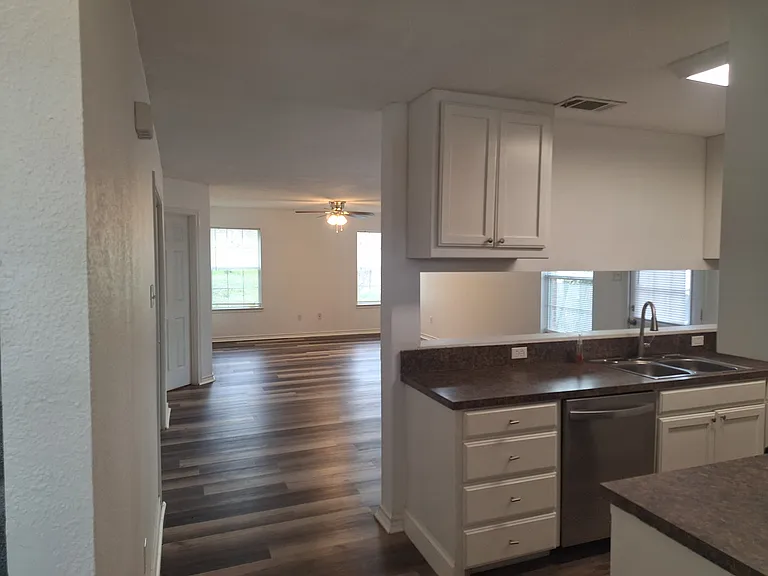 2621 Lee Ave — Photo 8