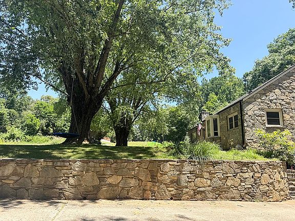 3rd image of 920 Sand Hill Rd