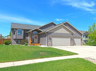 907 16th Ave NE, Watertown, SD 57201