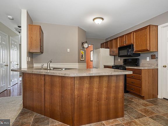 5th image of 218 Cambridge Ln