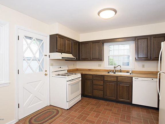 2nd image of 2530 Lomond Dr