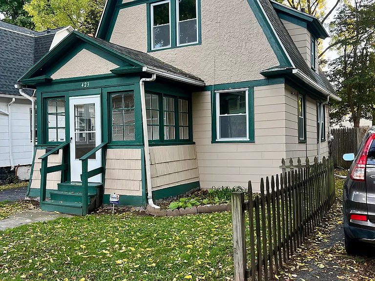 423 Cottage St — Photo 2