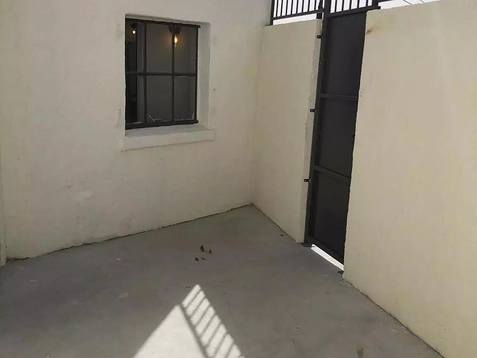 1st image of 905 W Yandell Dr