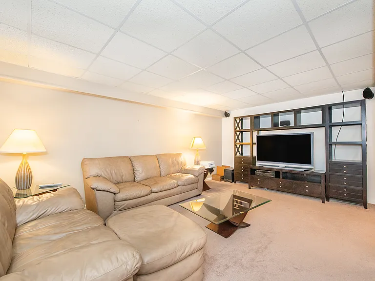 Briar Ct — Photo 19