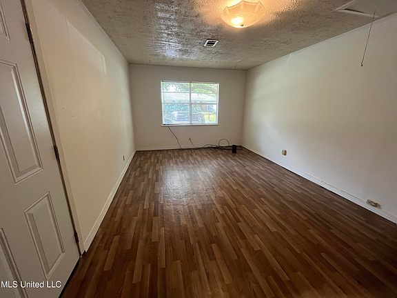 4th image of 1004 Debra Dr