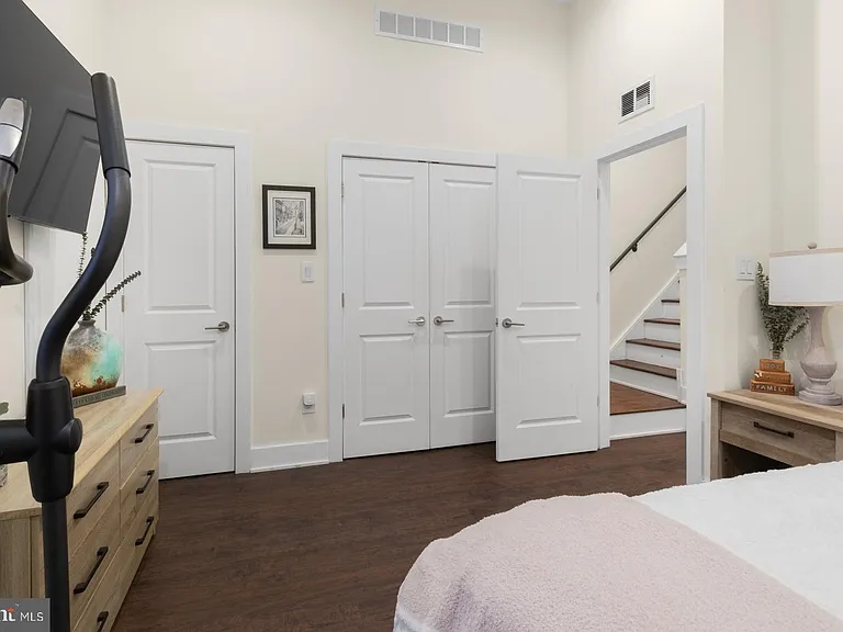 1909 E Hagert St #1 — Photo 18