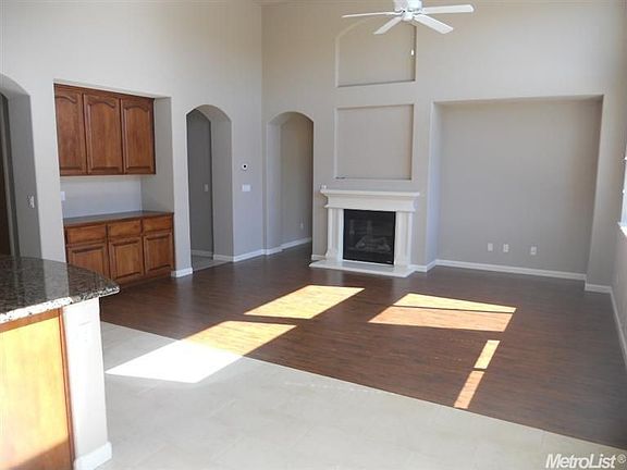 3rd image of 3083 Benton St