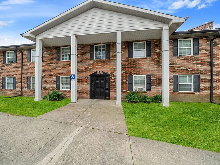 Colonial Oaks Apartments — Photo 9