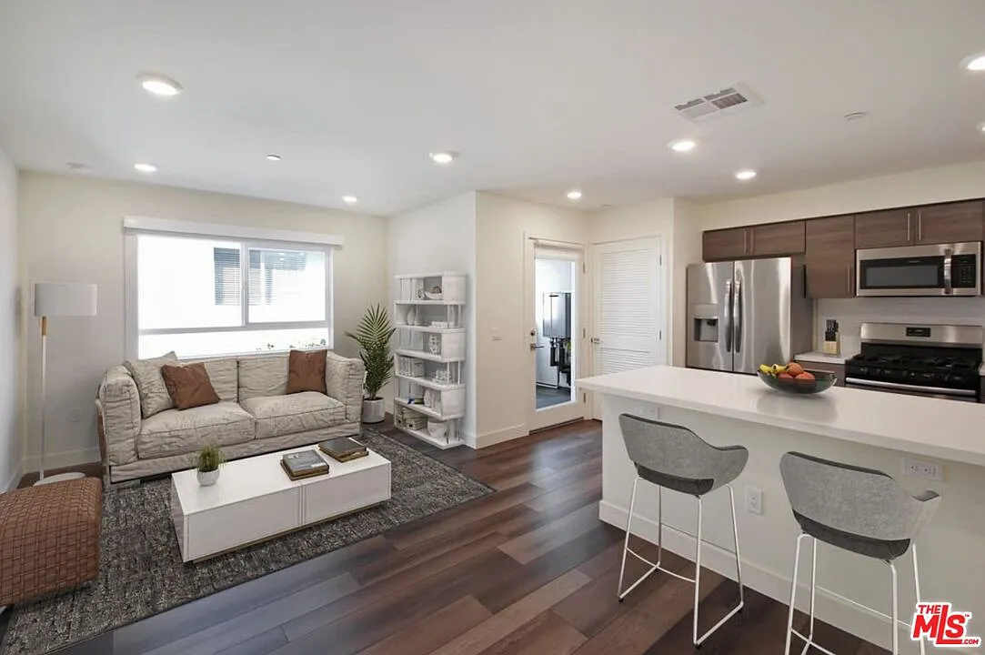 1 bed, 1.0 bath, 850 sqft, $2,995 — Photo 1