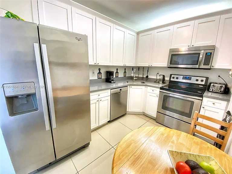 5601 Collins Ave #1423 — Photo 10