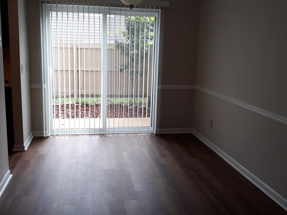 DINING & VIEW OF PRIVATE FENCED PATIO