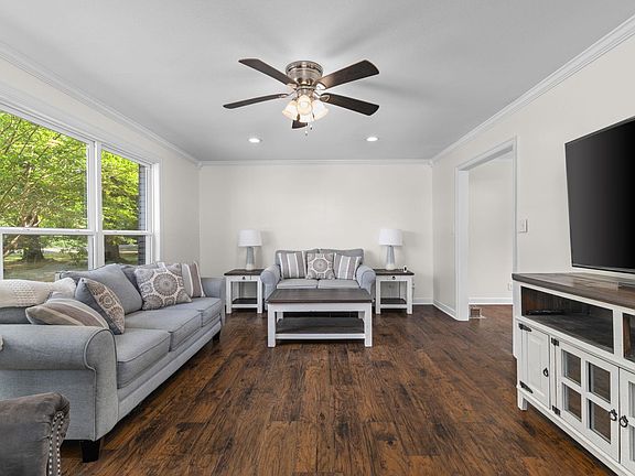 4th image of 902 Highland Ave
