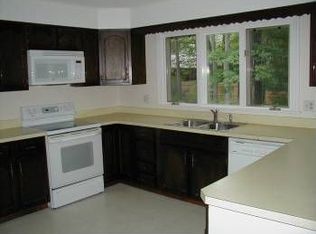 446 Crestview Cir, Manchester, NH 03104