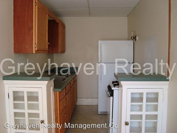 3rd image of 324 E 8th St APT 09