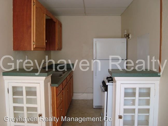 2nd image of 324 E 8th St APT 04