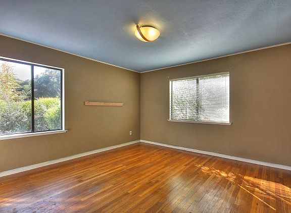 4th image of 26 Oak Grove Ave