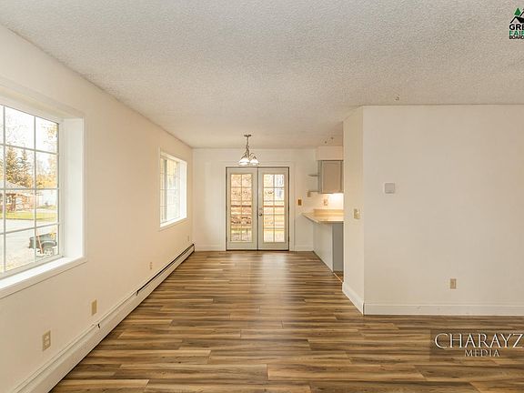 4th image of 284 Cindy Dr