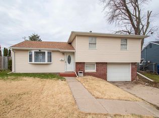 1426 Lakewood Dr, Bettendorf, IA 52722