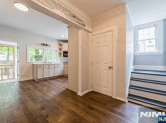 5th image of 92 Highwood Avenue