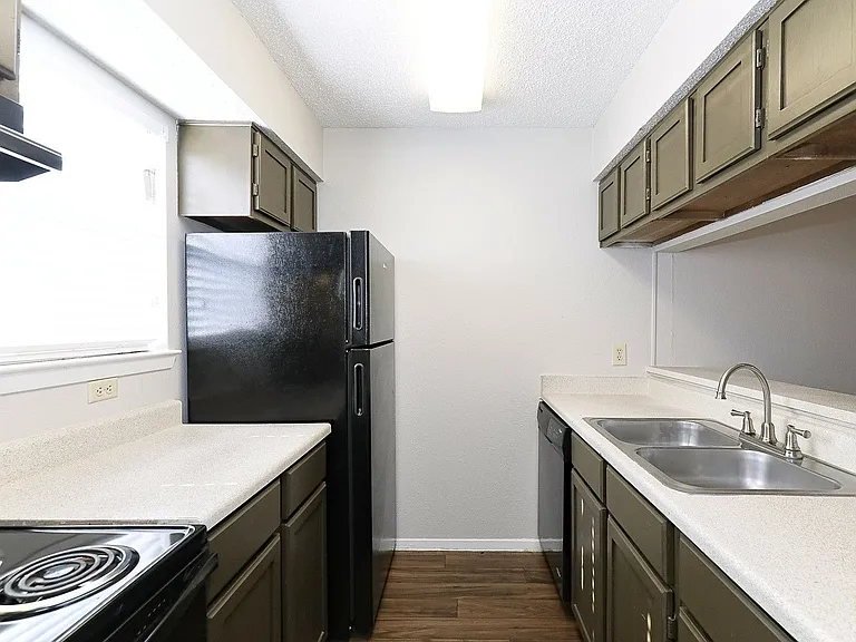 City Crest Apartments — Photo 140