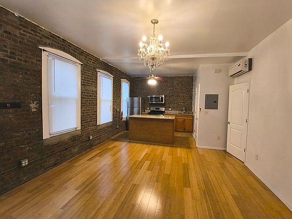 3rd image of 164 University Ave #Var1