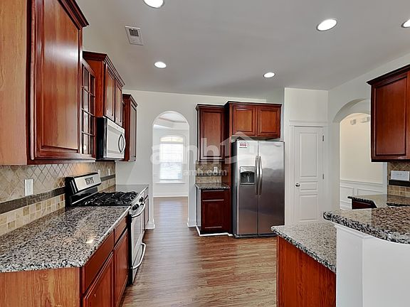3rd image of 8100 Lynwood Sq