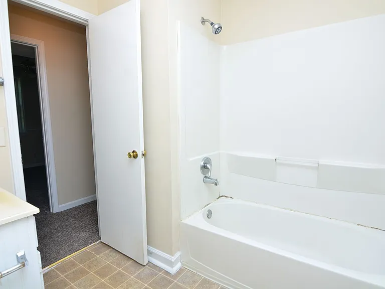 708 Heidi Ct — Photo 7