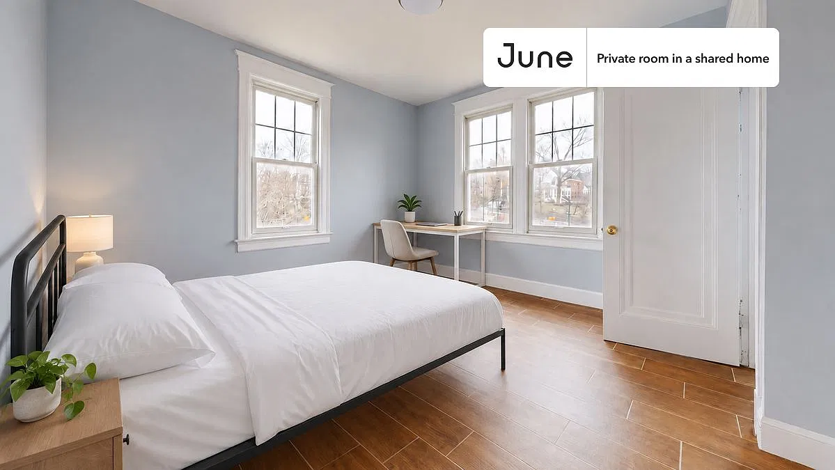 Queen bedroom in 7 bed/6 bath home in Dupont Park #1811 E — Photo 1