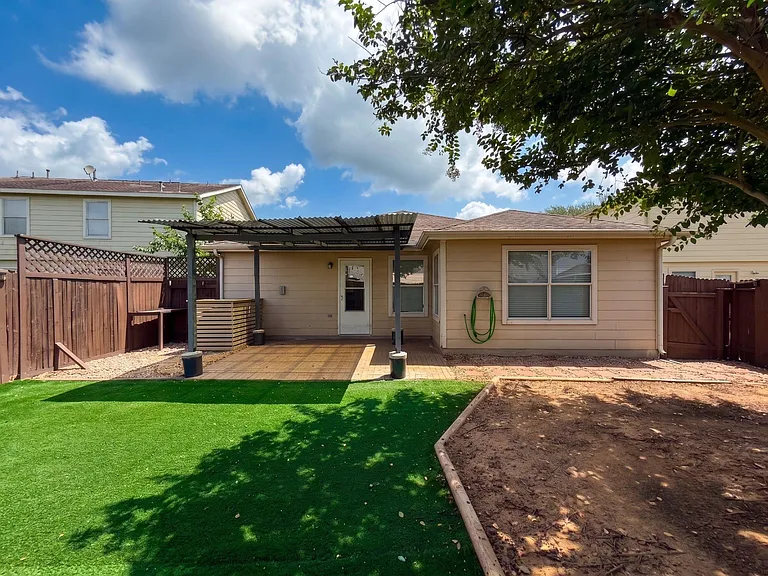 8102 Sanders Glen Ln — Photo 16