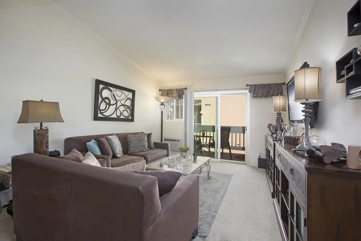 2 bed, 956 sqft, $2,739 — Photo 1