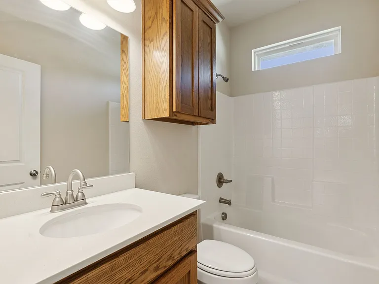 731 W Bond St — Photo 24