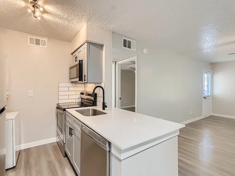 Rise Oak Creek — Photo 11