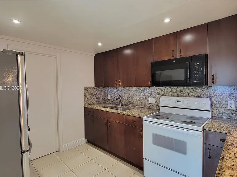 14200 NE 15th Ave — Photo 5