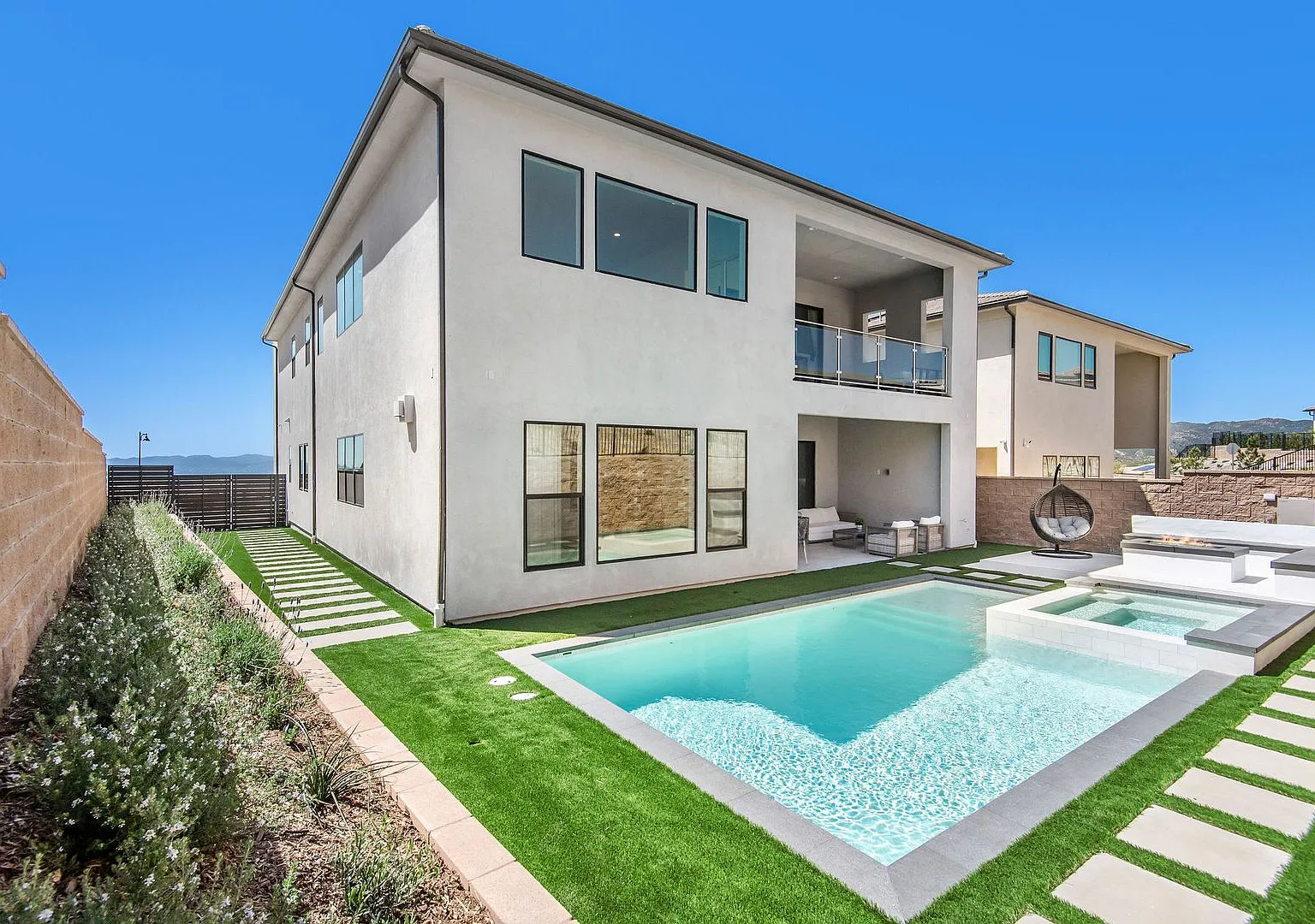 Fantastic 5 bed 4.5 bath with Pool in Hillcrest Gated Community in Porter Ranch ! — Photo 1