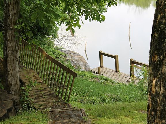 4th image of 942 Donmar Dr