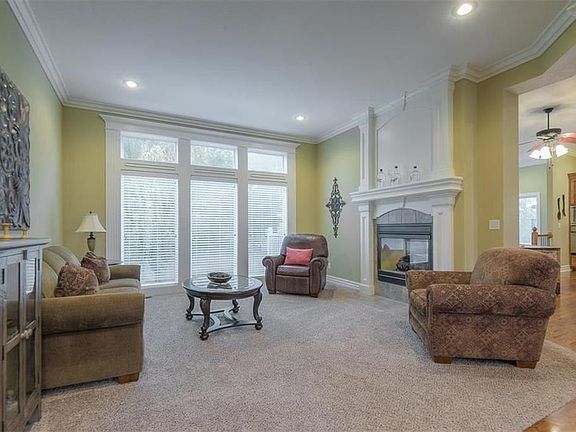 3rd image of 712 NE Twin Brook Dr