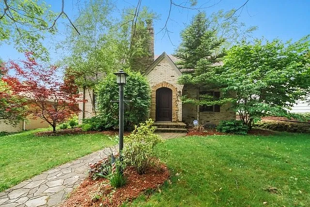 120 Vale Ave N photo 1