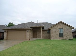 821 SW 10th St, Moore, OK 73160
