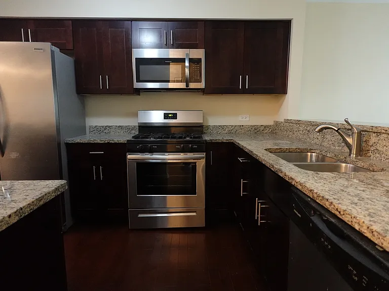 1070 Woodhill Ct — Photo 11