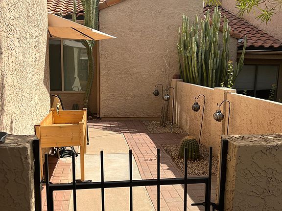 2nd image of 308 E Larkspur Ln
