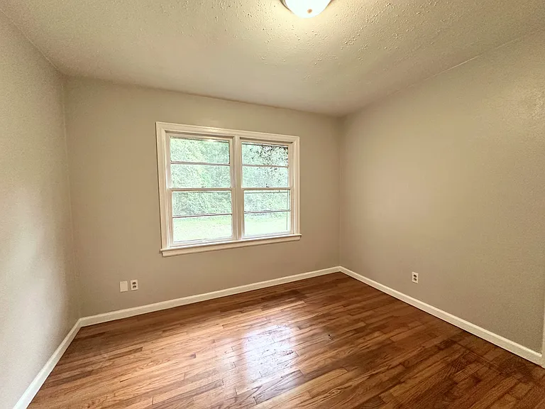 916 Delmar Dr — Photo 11