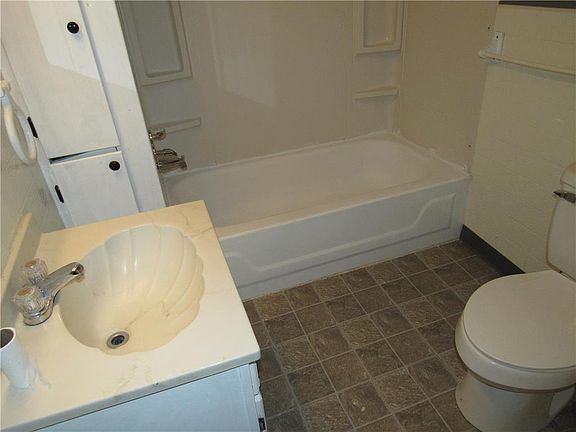 5th image of 720 Lewis Ave