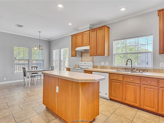 2nd image of 115 Oakbend Ln
